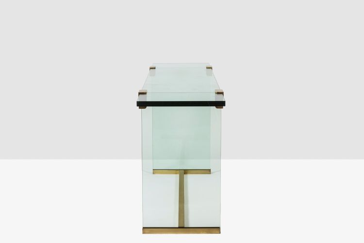 Peter Ghyczy. Console en verre et laiton doré. Années 1970. LS61102051G