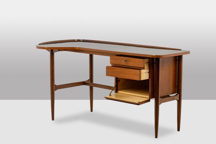 Bureau en teck, de forme libre. Années 1950. LS614859Q