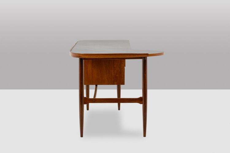 Bureau en teck, de forme libre. Années 1950. LS614859Q
