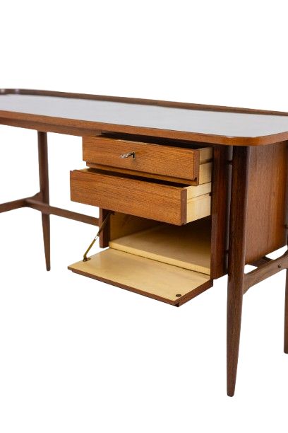 Bureau en teck, de forme libre. Années 1950. LS614859Q