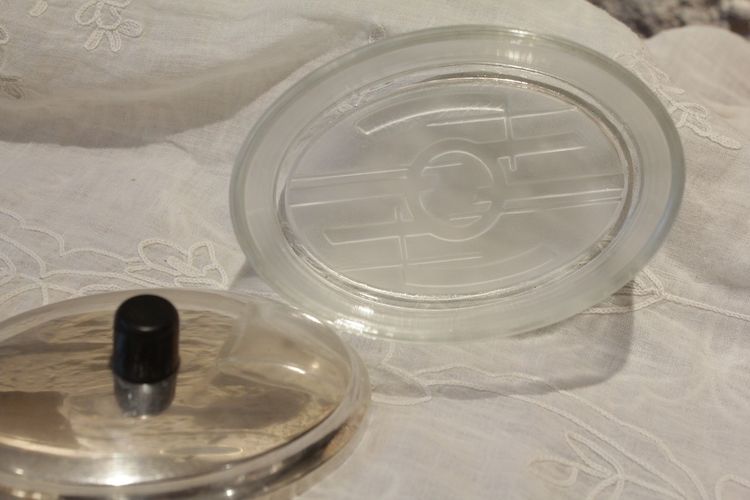 Ovale Dose aus Glas und versilbertem Metall um 1930, geometrische Motive im Art Déco-Stil