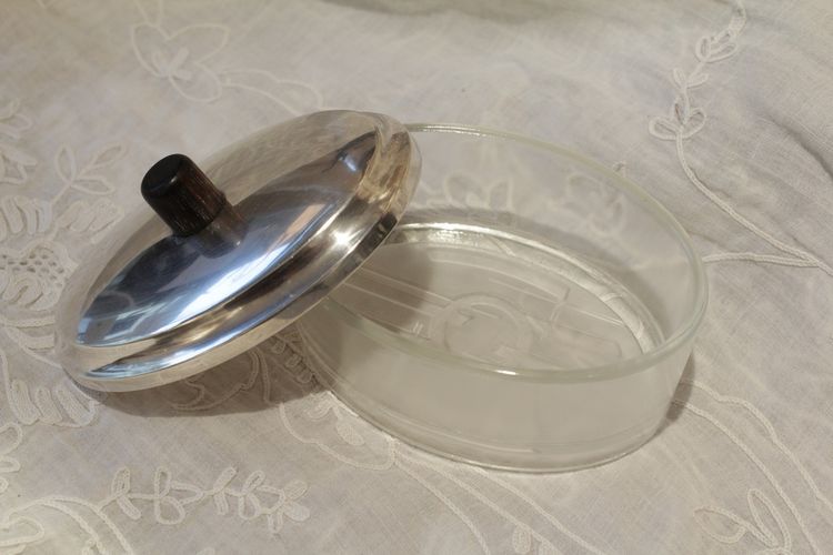 Ovale Dose aus Glas und versilbertem Metall um 1930, geometrische Motive im Art Déco-Stil