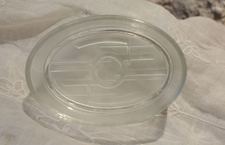 Ovale Dose aus Glas und versilbertem Metall um 1930, geometrische Motive im Art Déco-Stil