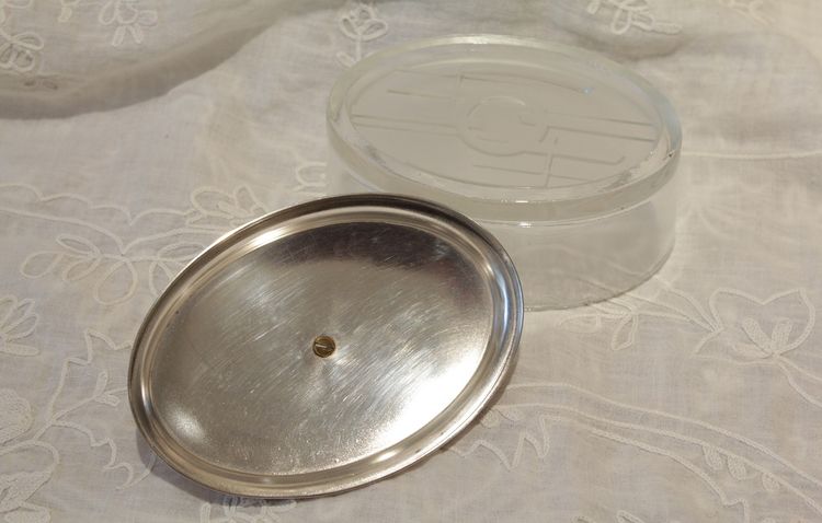 Ovale Dose aus Glas und versilbertem Metall um 1930, geometrische Motive im Art Déco-Stil