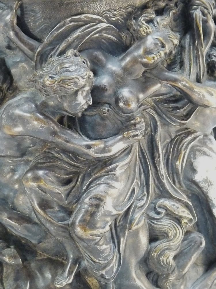 Urna coperta in bronzo argentato: Il rapimento di Ippodamia