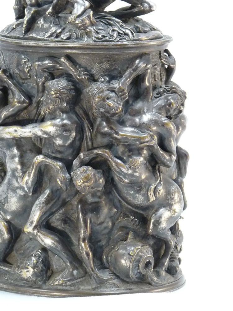 Urna coperta in bronzo argentato: Il rapimento di Ippodamia