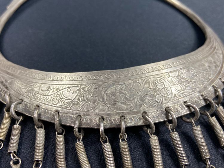 Collana nuziale Torque in argento cesellato con decorazione di carpe Cina Miao
