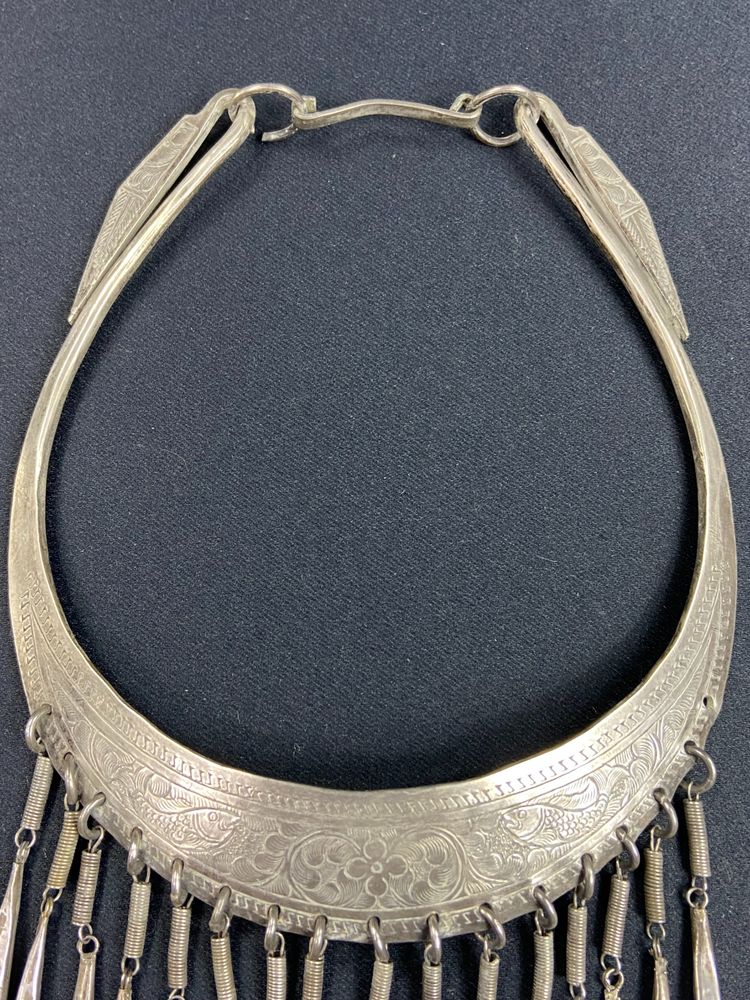 Collana nuziale Torque in argento cesellato con decorazione di carpe Cina Miao