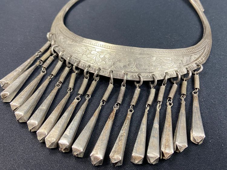Collana nuziale Torque in argento cesellato con decorazione di carpe Cina Miao