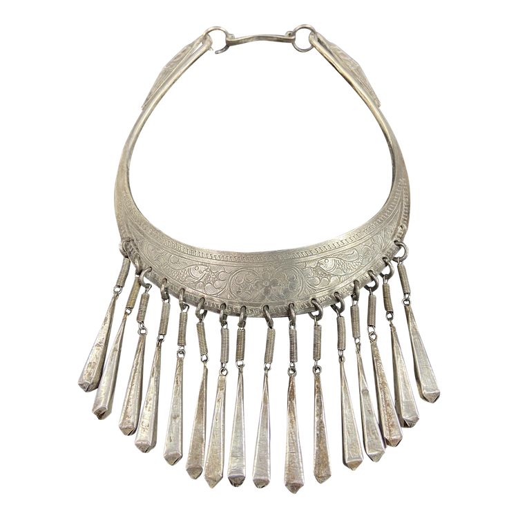 Collana nuziale Torque in argento cesellato con decorazione di carpe Cina Miao