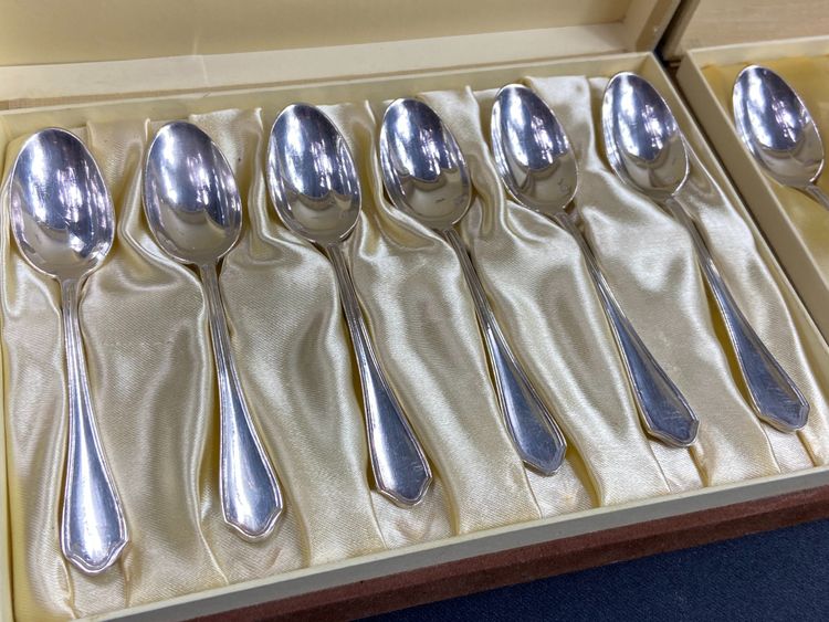 Set completo di 12 cucchiai da moka in stile Luigi XV placcati in argento e firmati Hermès