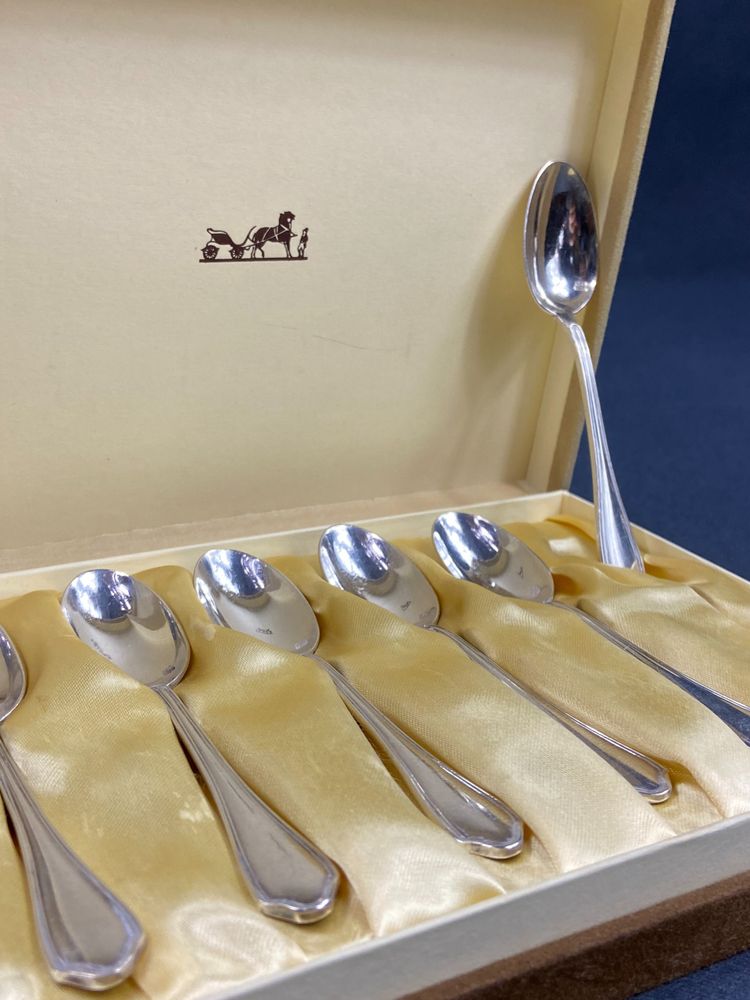 Set completo di 12 cucchiai da moka in stile Luigi XV placcati in argento e firmati Hermès