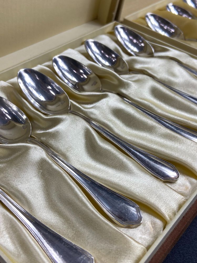 Set completo di 12 cucchiai da moka in stile Luigi XV placcati in argento e firmati Hermès