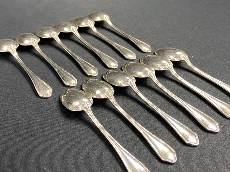 Set completo di 12 cucchiai da moka in stile Luigi XV placcati in argento e firmati Hermès