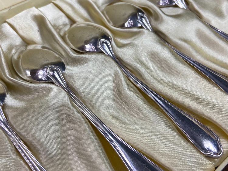 Set completo di 12 cucchiai da moka in stile Luigi XV placcati in argento e firmati Hermès