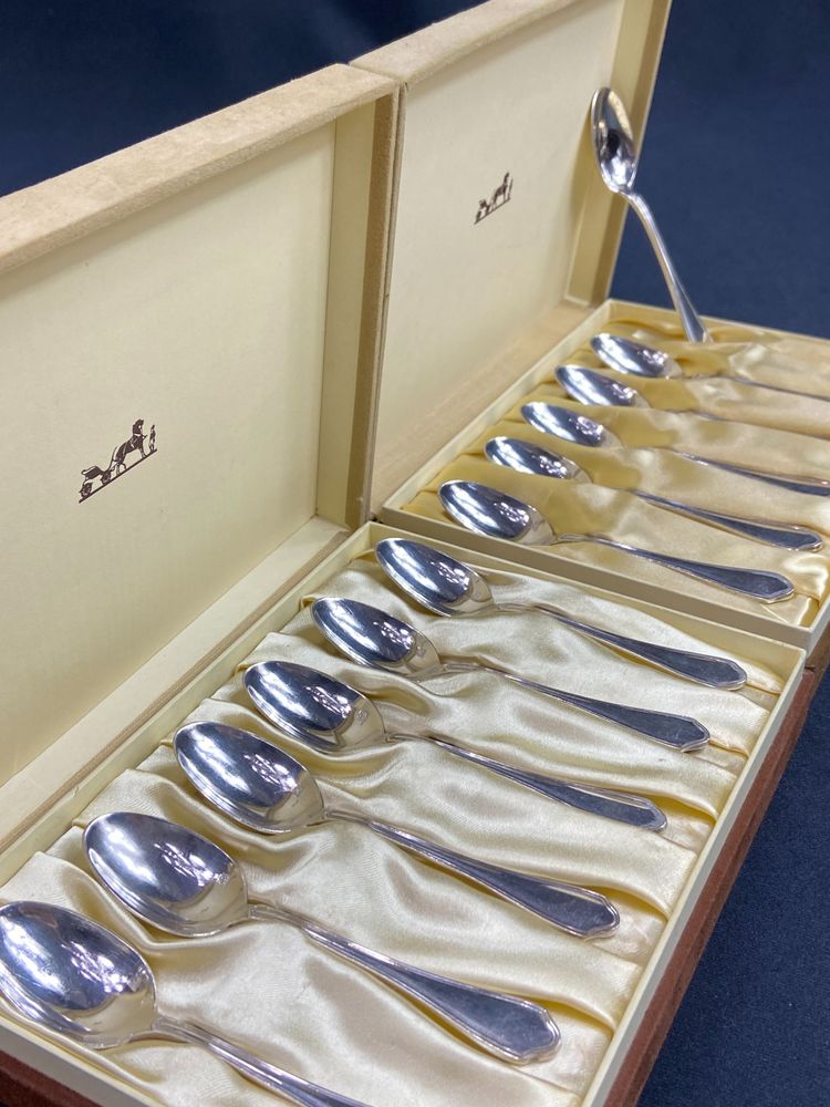 Set completo di 12 cucchiai da moka in stile Luigi XV placcati in argento e firmati Hermès