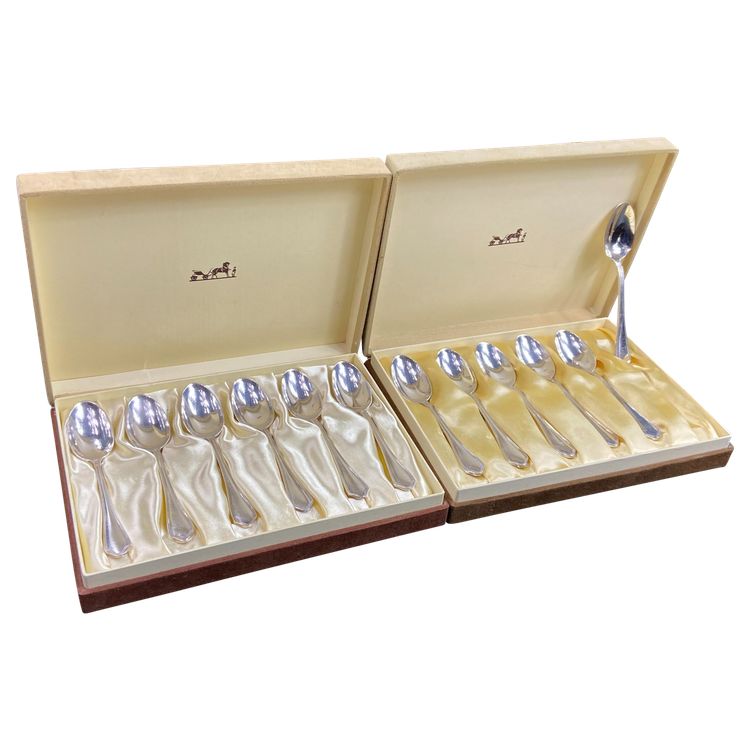 Set completo di 12 cucchiai da moka in stile Luigi XV placcati in argento e firmati Hermès