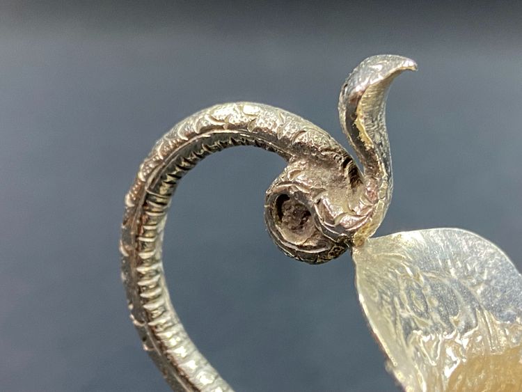 Pot à lait en argent massif richement ciselé décor Indo-persan anse au cobra