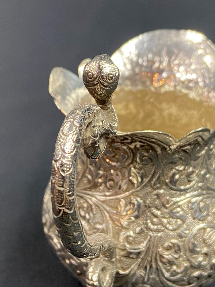 Pot à lait en argent massif richement ciselé décor Indo-persan anse au cobra