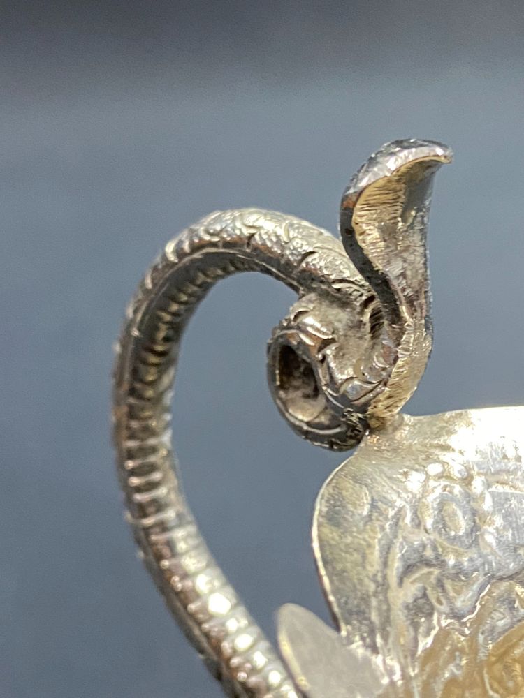 Pot à lait en argent massif richement ciselé décor Indo-persan anse au cobra