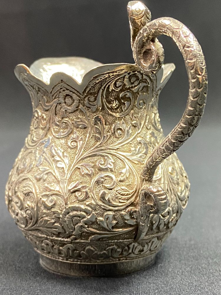Pot à lait en argent massif richement ciselé décor Indo-persan anse au cobra
