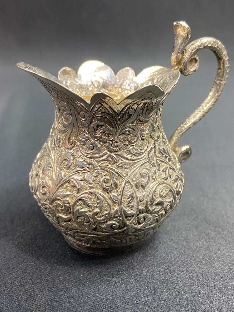 Pot à lait en argent massif richement ciselé décor Indo-persan anse au cobra