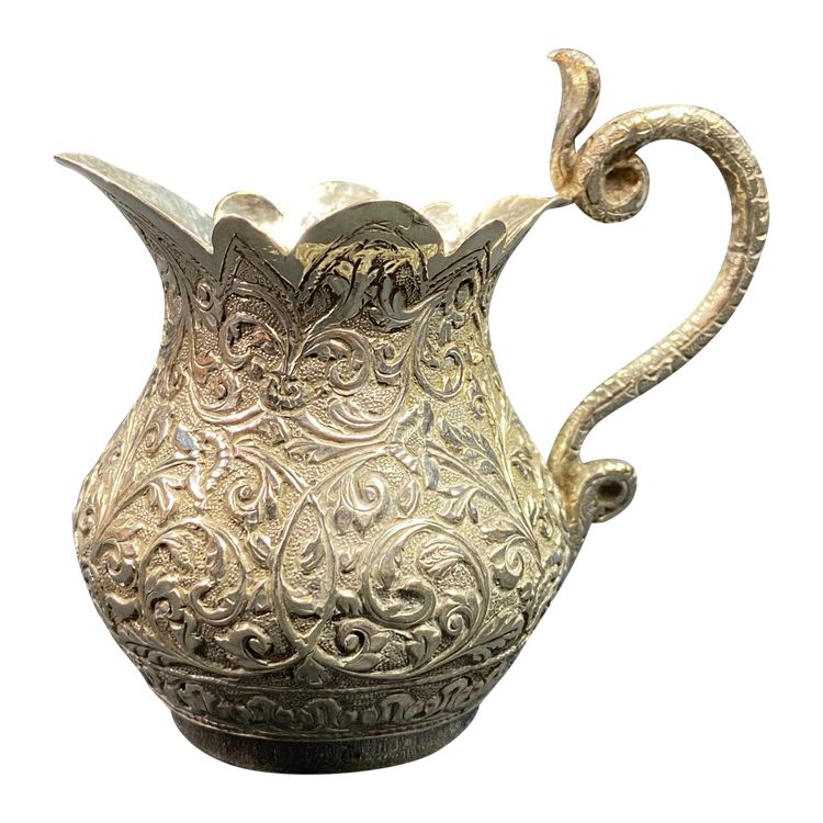 Pot à lait en argent massif richement ciselé décor Indo-persan anse au cobra