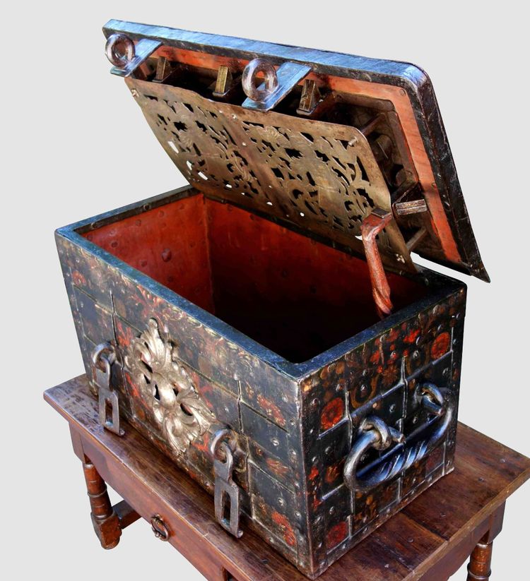 Coffre de Nuremberg polychrome avec sa barre