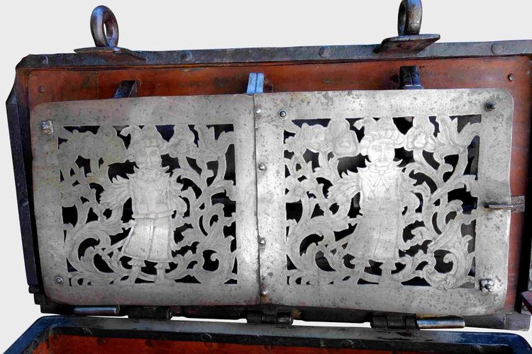 Coffre de Nuremberg polychrome avec sa barre