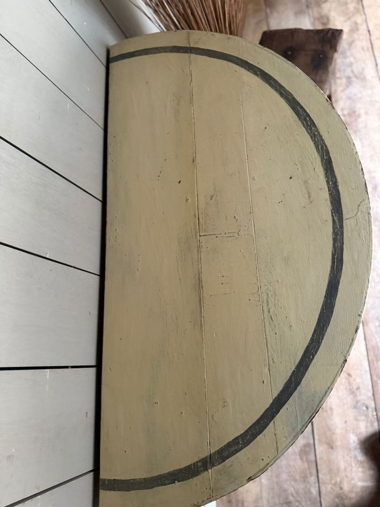 Table console demi lune datant du 18e siècle directoire patinée avec une peinture 