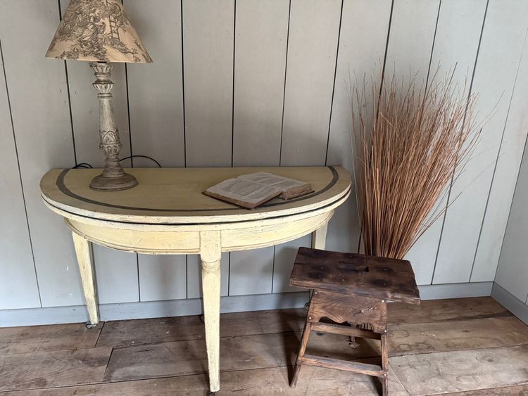 Table console demi lune datant du 18e siècle directoire patinée avec une peinture 
