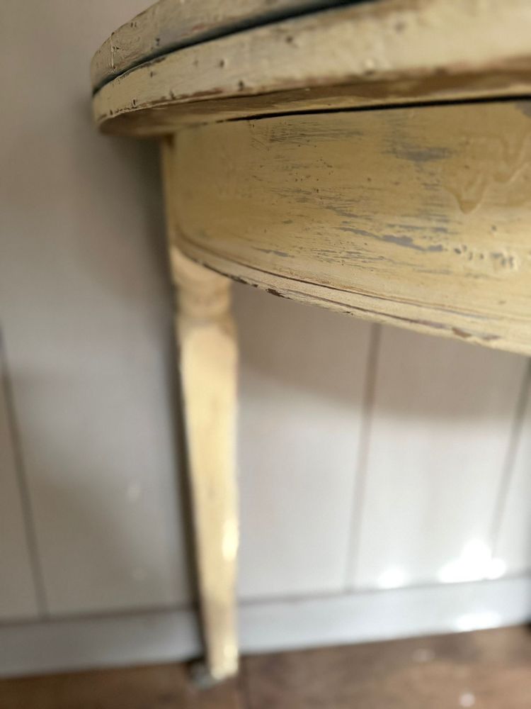 Table console demi lune datant du 18e siècle directoire patinée avec une peinture 