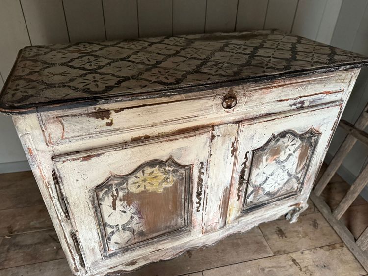 Buffet de cuisine Louis xv datant du 18 e siècle patine décorative 