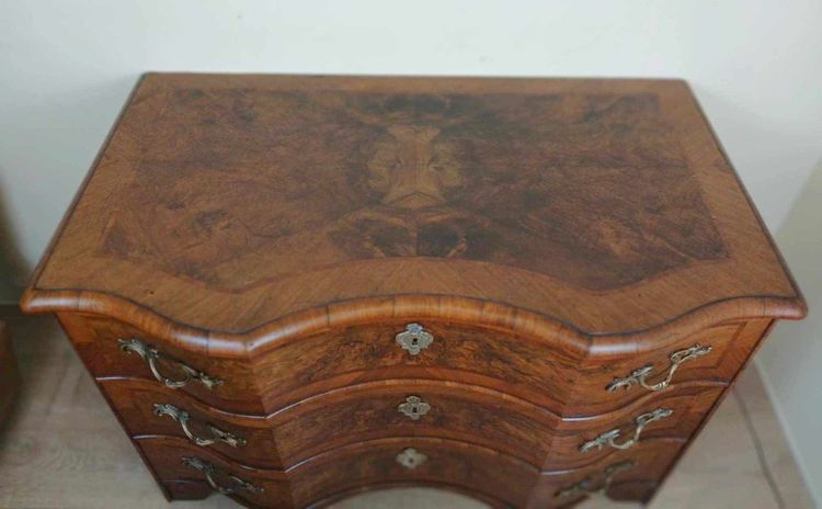 Commode Arbalette En Marqueterie époque XVIIIeme