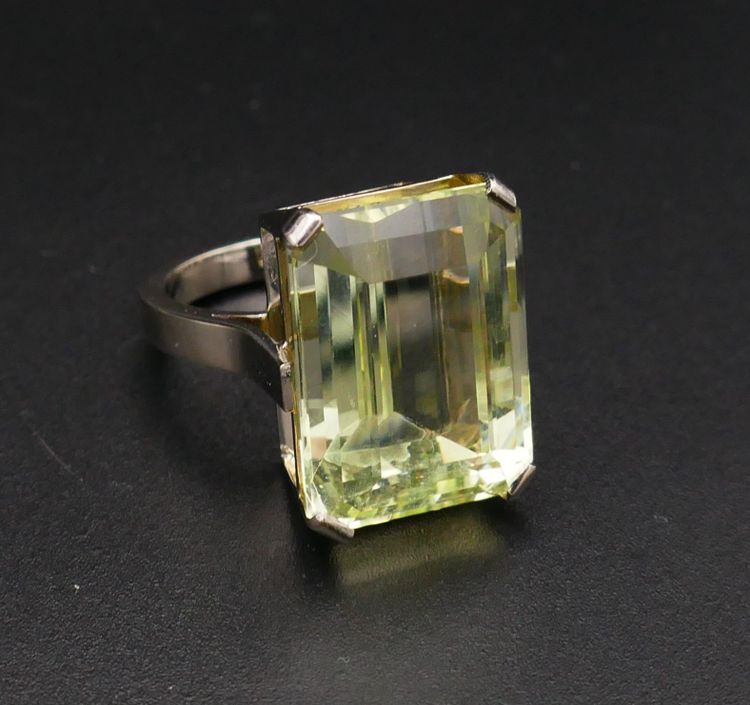 Anello con berillo taglio smeraldo (23,26 carati) in oro bianco 18 carati.