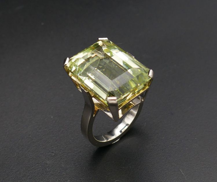 Anello con berillo taglio smeraldo (23,26 carati) in oro bianco 18 carati.
