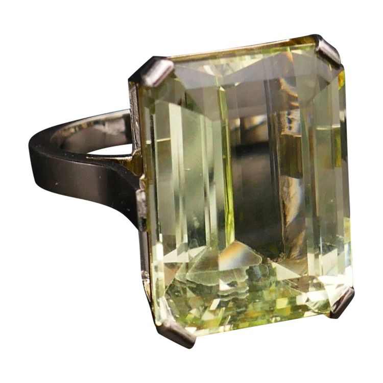 Anello con berillo taglio smeraldo (23,26 carati) in oro bianco 18 carati.