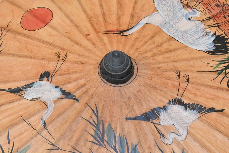 Ombrelle japonaise dit Wagasa vintage en bambou et papier de riz à décor peint de grue