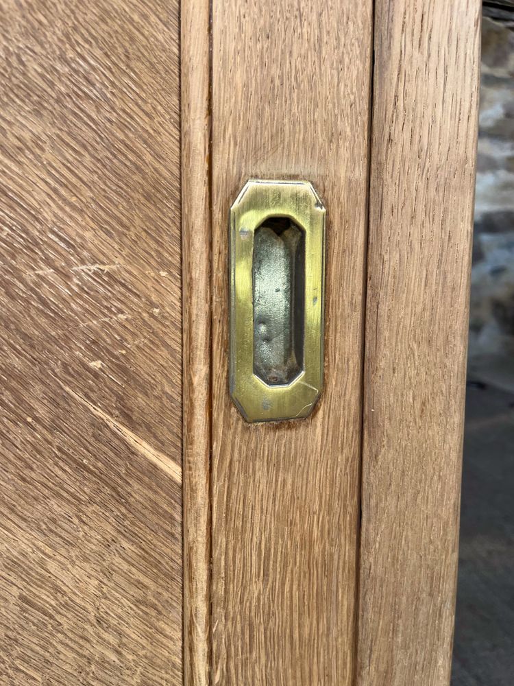 Ancien meuble de metier en chene a porte coulissante