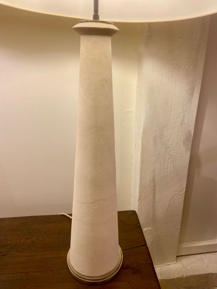 Ein Paar modernistischer Lampen aus Stein und Bronze.