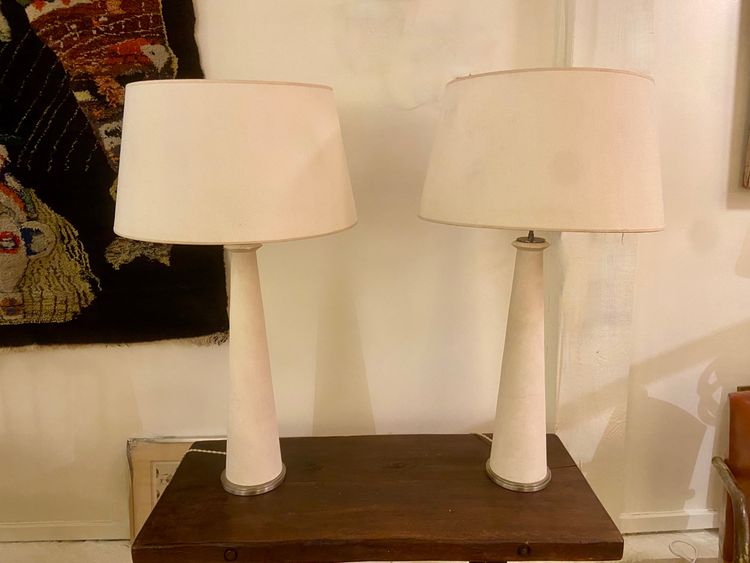 Ein Paar modernistischer Lampen aus Stein und Bronze.