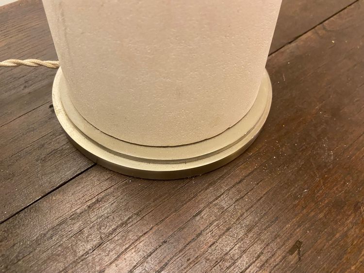 Ein Paar modernistischer Lampen aus Stein und Bronze.