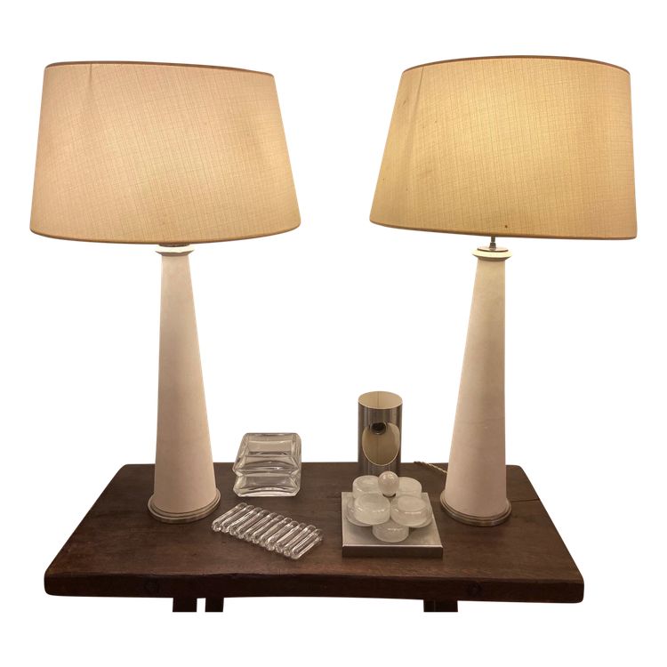 Ein Paar modernistischer Lampen aus Stein und Bronze.