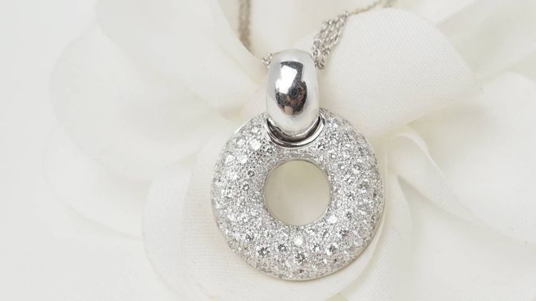 Collier en or blanc et diamants