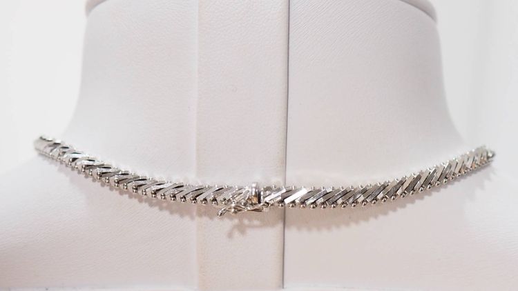 Luxury necklace in white gold and diamonds