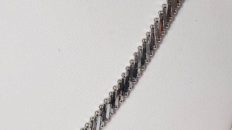 Luxury necklace in white gold and diamonds