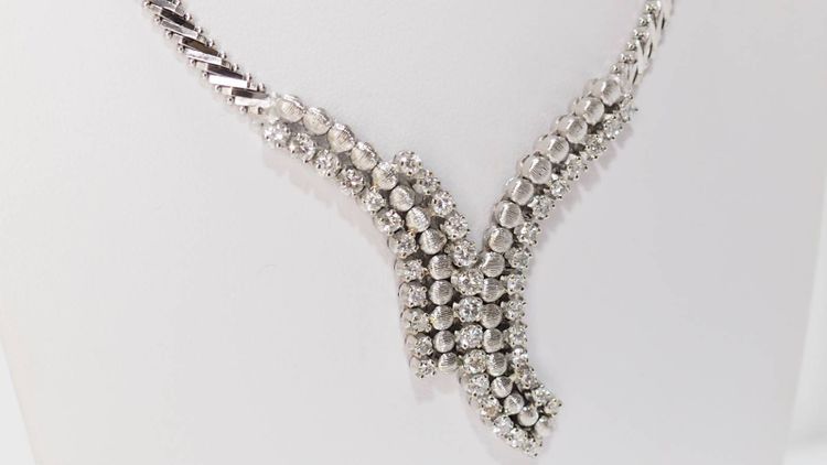 Luxury necklace in white gold and diamonds