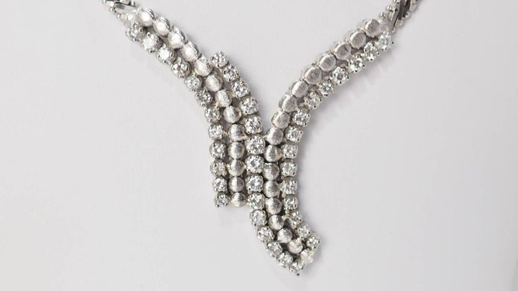 Luxury necklace in white gold and diamonds