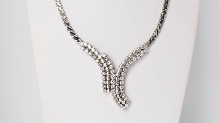 Luxury necklace in white gold and diamonds