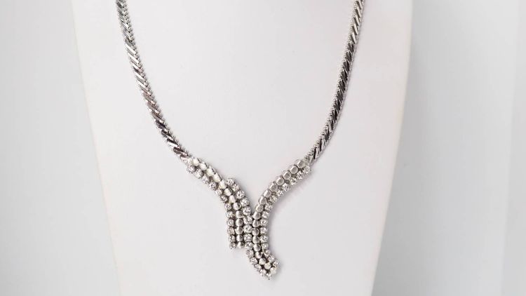 Luxury necklace in white gold and diamonds